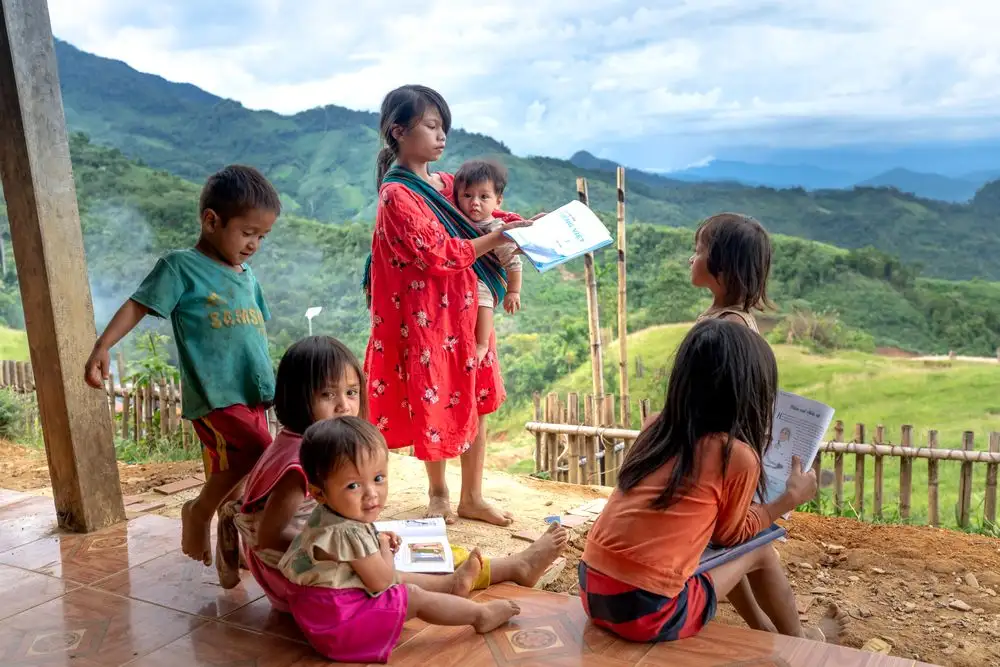 Niñas y niños aprendiendo juntos